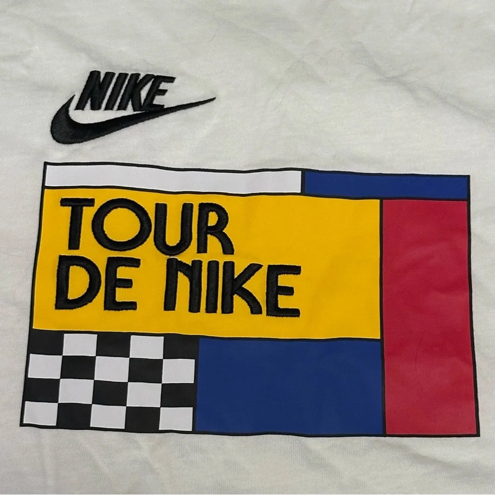 Nike Men’s White Tour de Nike Graphic Tee - Size Small - NWT! - Picture 3 of 4